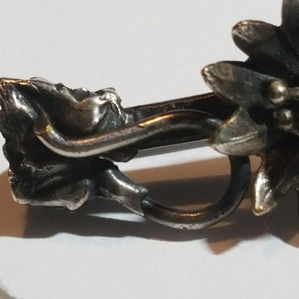 Vintage Art Nouveau flower brooch silver tone pin